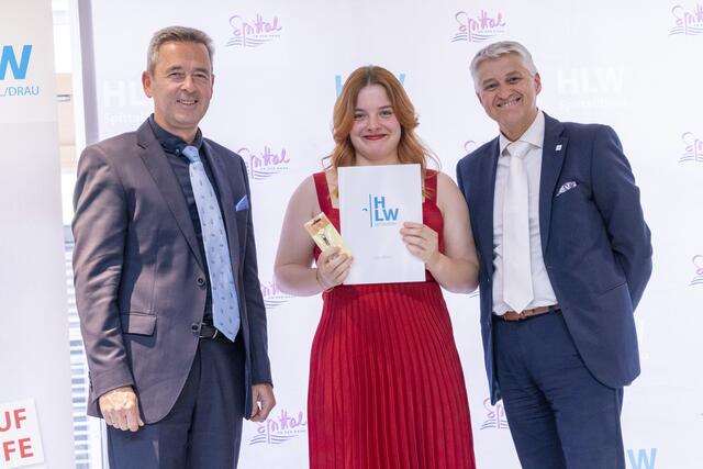 Julia Bliem freut sich mit Klassenvorstand Mag. Herbert Lobak und Direktor Adolf Lackner über ihre Auszeichnung im Maturazeugnis! | Foto: (c) hlwspittal 2023, Richard Krämmer