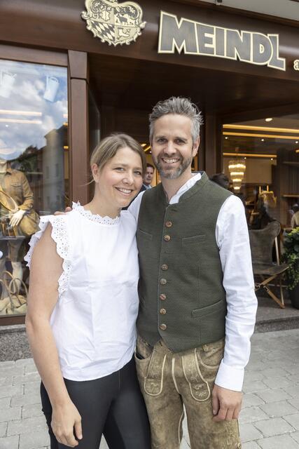 Eva-Maria und Vitus Winkler vom Hotel Sonnhof in St. Veit. | Foto: Meindl Fashion/Andreas Kolarik