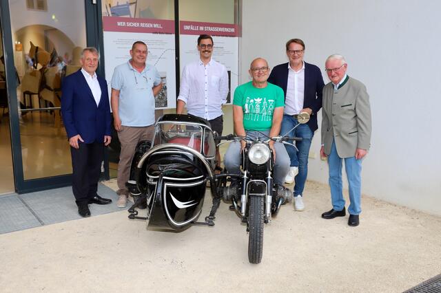 Ausstellungsgestalter und Ehrengäste rund um eine Beiwagenmaschine, eine Leihgabe der Unternehmerfamilie Kalcher. | Foto: Alfred Mayer