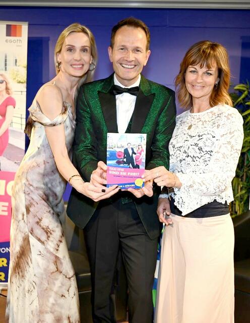 Alexander J. Rüdiger mit den beiden Lottofeen Karin Schranz-Klippl (l) und Evelyn 'Lyn' Vysher | Foto: Manfred Sebek