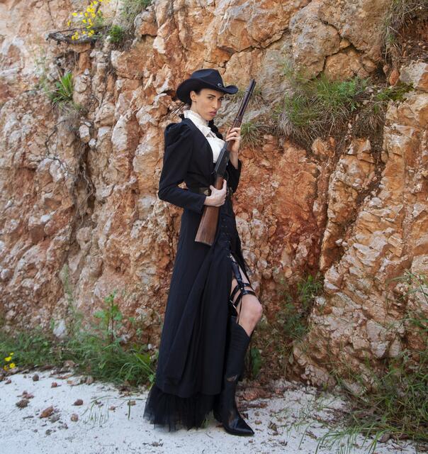 Als Waffenhändlerin Ann fegt Anja Hrauda ab August über die Bühne Winzendorf.  | Foto: Regina Courtier