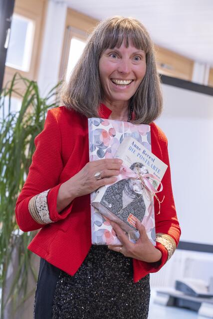 Großer Dank an Bibliothekarin und Deutsch-Professorin Anita Profunser - ein Buch, das sie sicher noch nicht gelesen hat .... - die Überraschung ging tatsächlich auf... | Foto: (c) hlwspittal 2023, Richard Krämmer