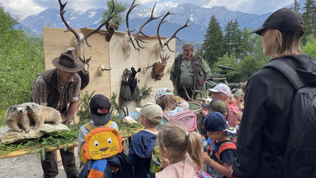 Bgm. Gerhard Krug und Harald erklärten den Kindern das Jagdwesen und welches Wild im heimischen Wald und im Gebirge vorkommt.