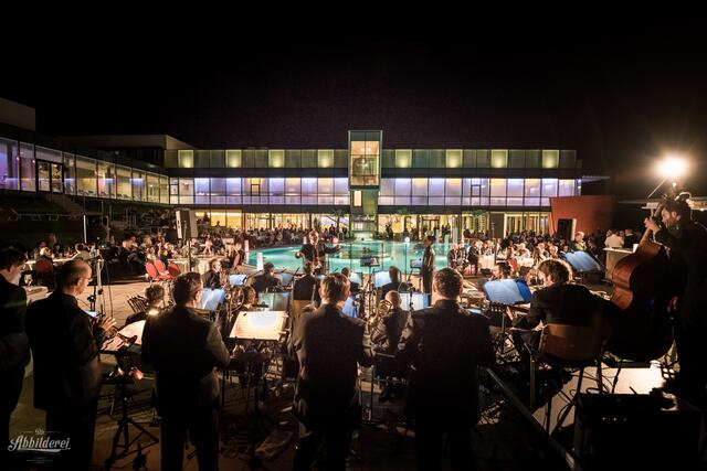 Die Bigband Köflach bietet am 30. Juni ein einzigartiges Konzert in der Therme Nova-Arena. | Foto: Die Abbilderei