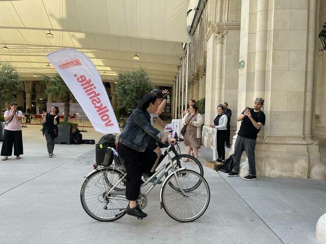 Zumindest bis Favoriten radelt Volkshilfe Wien-Geschäftsführerin Tanja Wehsely mit. | Foto: Kevin Chi / RMW