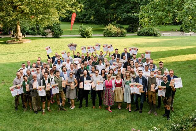 Herzliche Gratulation: Das sind die stahlenden Sieger der Woche WeinChallenge 2023, die im Schloss Ottersbach in Großklein gefeiert wurden. | Foto: Michaela Lorber