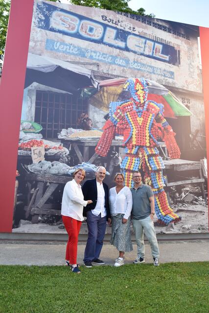 Fotograf Stéphan Gladieu mit Helga Krismer, Martina Nouira-Weißenböck und Christian Dusek. | Foto: Preineder
