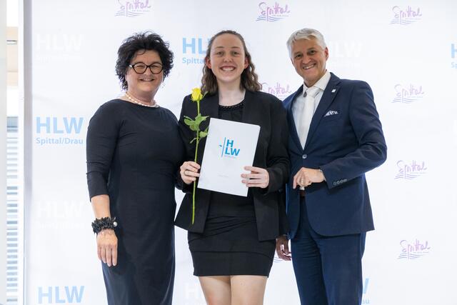 Nicht nur musikalisch top - Anna Ebner von der 5 AHW genießt sichtlich den Erfolg ihrer Reife- und Diplomprüfung an der HLW Spittal/Drau | Foto: (c) hlwspittal 2023, Richard Krämmer