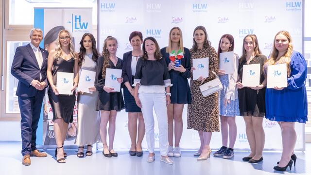 Zwei Klassenvorstände begleiteten den HLW Maturaaufbaulehrgang von 2020 bis zum Abschluss, Mag. Anita Blattnig und zuletzt Mag. Gudrun Brunner freuen sich mit ihren neun Damen über die weiße Fahne zum krönenden Maturaabschluss! | Foto: (c) hlwspittal 2023, Richard Krämmer