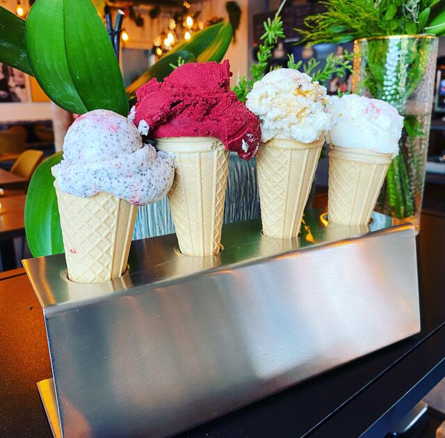 Die Marchtrenker Eisdiele "Trattoria-Bellini" zeichnen außergewöhnliche Eissorten mit Zutaten aus dem eigenen Kräutergarten aus. | Foto: Trattoria Bellini