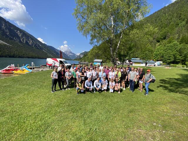 REA-Obmann Günter Salchner, REA-Geschäftsführerin Lena Schröcker und Bezirkslandwirtschaftskammer-Obmann Christian Angerer mit der Besuchergruppe aus Polen am Ufer des Plansee.  | Foto: REA