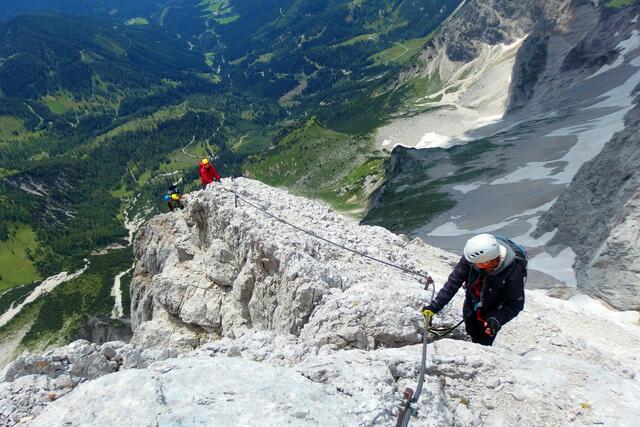 Bei einem Klettersteig kann es hoch hinaus gehen! | Foto: unsplash/Maja Kochanowska (Symbolbild)