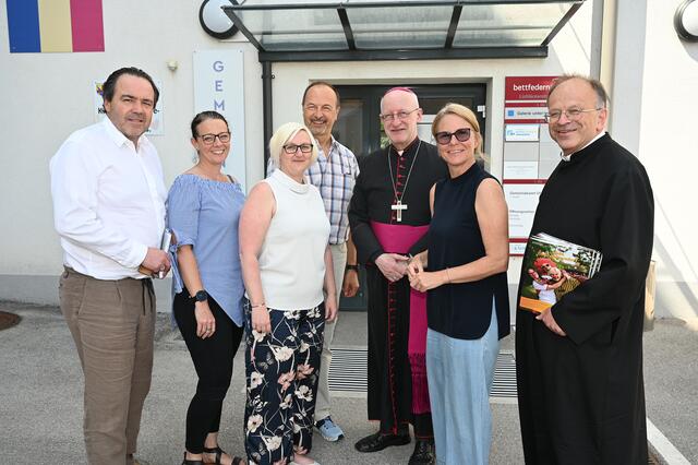 Von links: Markus Pribila (Leitung Finanzverwaltung), Amtsleiter-Stv.Martina Kienbink, Raphaela Bleich, BA (Leitung Friedhof, Meldeamt), Amtsleiter Franz Hacker, Weihbischof Franz Scharl, Bürgermeisterin Natascha Matousek und PfarrerAndreas Hornig. | Foto: Baden Media