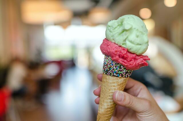 Die Wiener Eislokale kamen erstaunlich gut der Corona-Pandemie heraus – nur um der Teuerungskrise zu trotzen, denn: für den ein oder anderen Gelato-Becher reicht das Geld allemal. | Foto: Pexels/Lukas