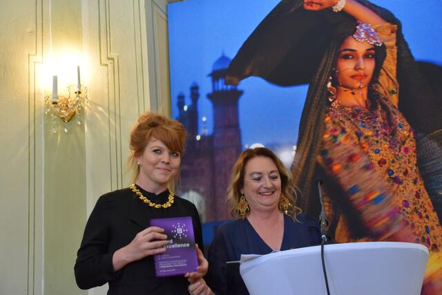 Silvia Lammerhuber überreichte den in London ausgelobten, renommierten ICMA – International Creative Media Award – an Andrea Verena Prenner für ihr Buch CAMPING. | Foto: Preineder