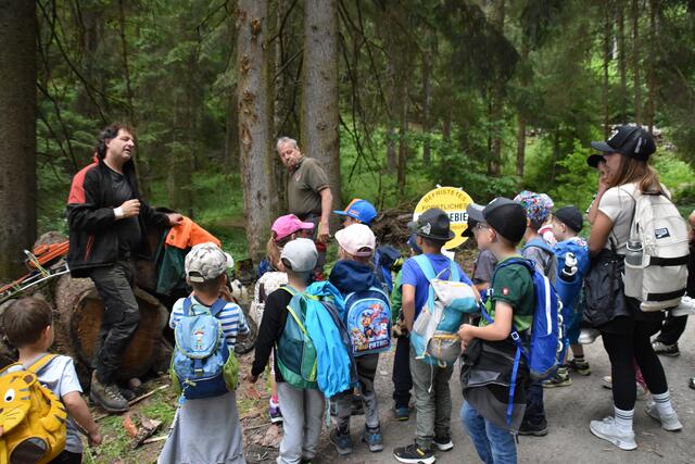 "Waldhirt" Klaus Bradlwarter und Walter Zunterer erklärten den Kindern die wichtigsten Geräte für die Holzarbeiten.