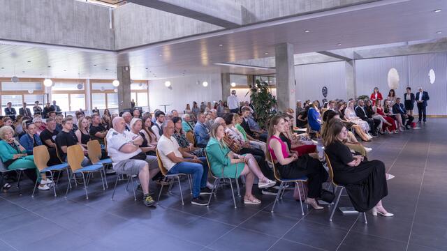 Aula 2.0
2018 war hier noch vieles anders. Heute erstrahlt die HLW-Schulaula hell und freundlich. Mehr als 150 Eltern und Freunde sowie mehr als 30 Lehrkräfte freuten sich über den festlichen Schulabschluss. | Foto: (c) hlwspittal 2023, Richard Krämmer