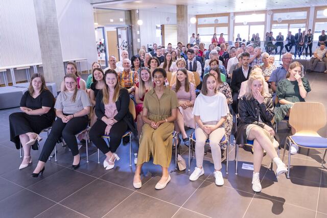 Freudvoll begleitet - Maturantinnen der 5AHW, Eltern und Freunde erwarten die Zertifikate mit ihren internationalen Berufs- und Studienberechtigungen. | Foto: (c) hlwspittal 2023, Richard Krämmer