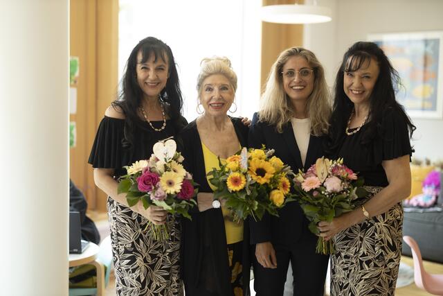 Das Gesangs-Duo Roth-Zwillinge mit Michaela Weissenbacher, Leiterin des Kinderhilfe Hauses in der Wiener Borschkegasse und Agenturinhaberin Silvia Liebisch. | Foto: Ronald McDonald Kinderhilfe