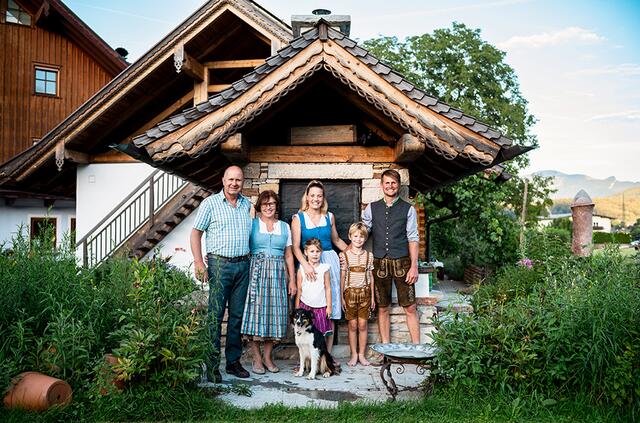 Bis zu fünf „Blumen“ werden bei "Urlaub am Bauernhof" vergeben, Familie Gumpold vom Bauernbräugut in Hallein ist stolz auf ihre vier. | Foto: Markus Reibenbacher