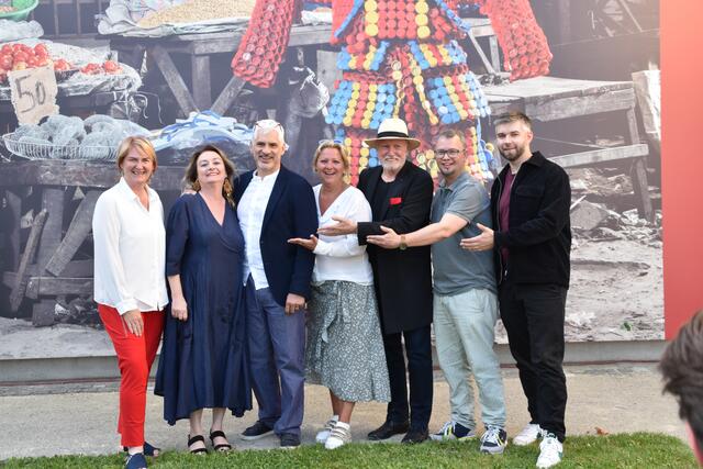 Fotograf Stéphan Gladieu (dritter von links) mit Helga Krismer, Silvia Lammerhuber, Martina Nouira-Weißenböck, Lois Lammerhuber, Christian Dusek und Stefan Eitler. | Foto: Preineder