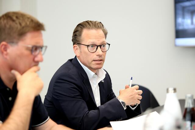 Weltwassertag: eww-Vorstand Wolfgang Nöstlinger und Bürgermeister Andreas Rabl sichern den Welserinnen und Welsern eine garantierte Wasserversorgung zu. | Foto: Andreas Maringer/eventfoto.at