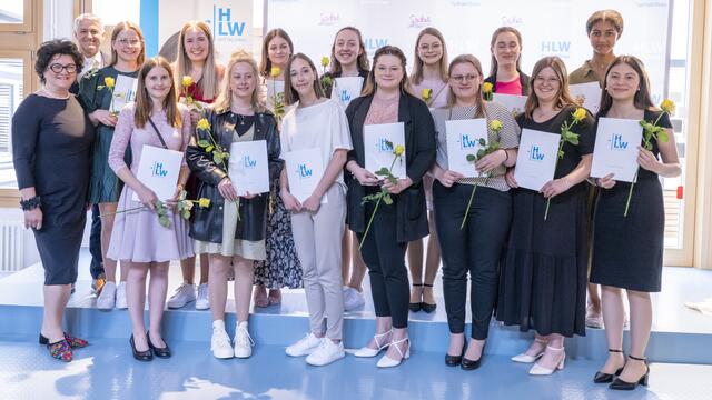 Erleichtert: 5 AHW mit Klassenvorständin Andrea Birgmayer und Direktor Adolf Lackner.
Gemeinsam erfolgreich und sichtlich glücklich! | Foto: (c) hlwspittal 2023, Richard Krämmer