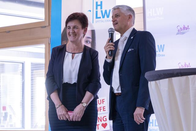 Personalvertreterin, Klassenvorständin und Wegbegleiterin des Aufbaulehrganges Mag. Gudrun Brunner mit Direktor Adi Lackner freuen sich über vier erfolgreiche Maturaprüfungstage und top Leistungen der Jugendlichen. | Foto: (c) hlwspittal 2023, Richard Krämmer