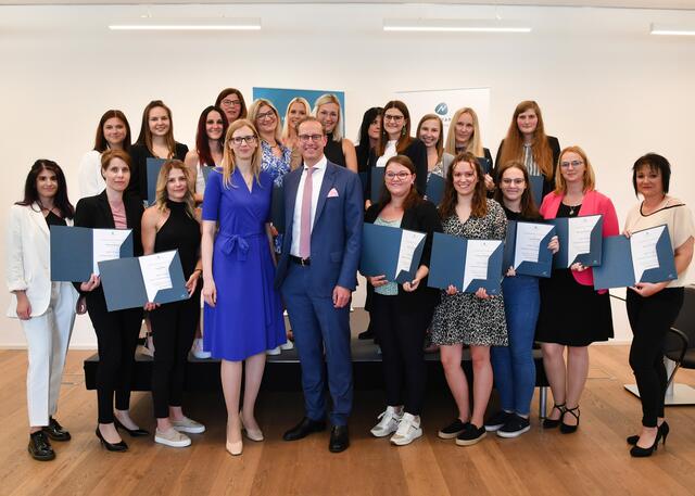  Die Absolventinnen des ersten „Praxiskurses für die Kanzleiassistenz“ der Kärntner Notariatskammer mit Präsident Werner Stein und Vizepräsidentin Katharina Haiden-Fill. | Foto: Studiohorst 