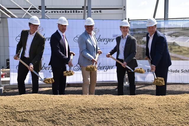 Nach langem Hin und Her. Spatenstich für die neue Schlumberger-Sektabfüllung in Müllendorf.  | Foto: Stefan Schneider