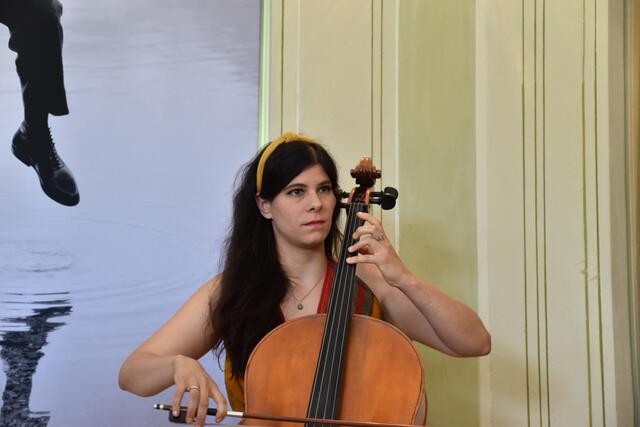 Carola Krebs umrahmte den Festakt am Cello. | Foto: Preineder