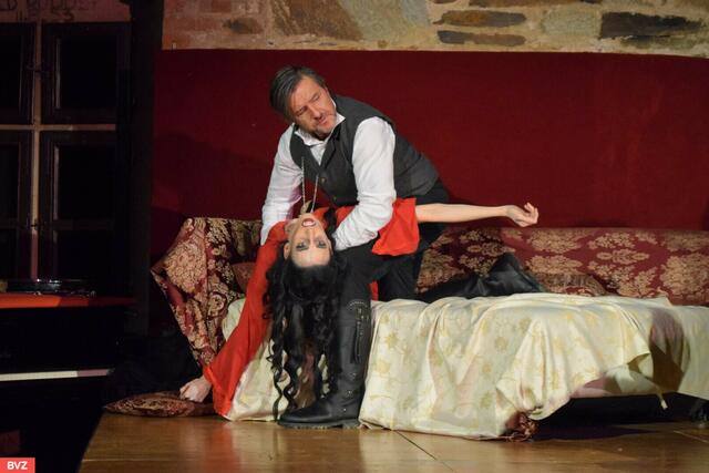 Anja in der Rolle der Lucy Westenra in Bram Stokers Dracula auf Burg Lockenhaus. | Foto: BVZ-Isabella Kuzmits