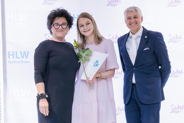 Es geht nach Schweden - mit ausschließlich SEHR GUT in ihren neun Prüfungsfächern schließt Valentina Müller ihre Ausbildung mit außerordentlichen Glanzleistungen ab! VIEL ERFLOLG liebe Valentina beim Studium der technischen Mathematik! | Foto: (c) hlwspittal 2023, Richard Krämmer