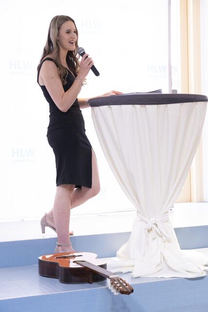 Die HLW Schulsprecherin der Jahre 2021 bis 2023 Lisa Aichholzer (5M) bedankt sich für eine tolle Zeit an der HLW, und reflektiert über die schönsten Momente gelungener Bildung in der Medienklasse und bedankt sich für eine tolle außerordentlich tolle Zeit an der Schule. | Foto: (c) hlwspittal 2023, Richard Krämmer