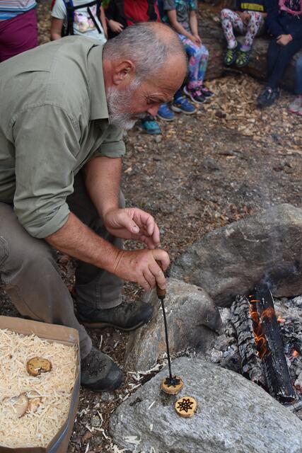 Gerold Schöffthaler brannte mit seinem Eisen ein Edelweiß auf Holzstücke.