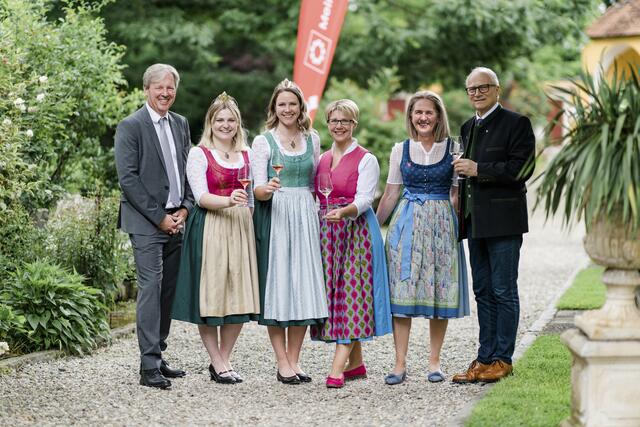 Landesrat Johann Seitinger (r.) mit Roland Reischl (l.), den steirischen Hoheiten Sophie und Katrin sowie Brigitte Gady und Waltraud Fischer | Foto: Michaela Lorber