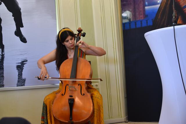 Carola Krebs umrahmte den Festakt am Cello. | Foto: Preineder