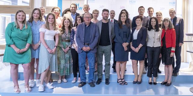 Wegbegleiter seit der ersten Stunde ihrer Ausbildung seit dem Jahr 2018 - Professorinnen und Professoren der HLW Spittal mit dem aktuellen Schülervertreterteam 2023 | Foto: (c) hlwspittal 2023, Richard Krämmer