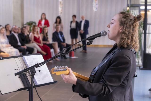 Anna Ebner - Gesangstalent und Maturantin der 5AHW. Sie begleitet den Festakt stimmungsvoll! | Foto: (c) hlwspittal 2023, Richard Krämmer