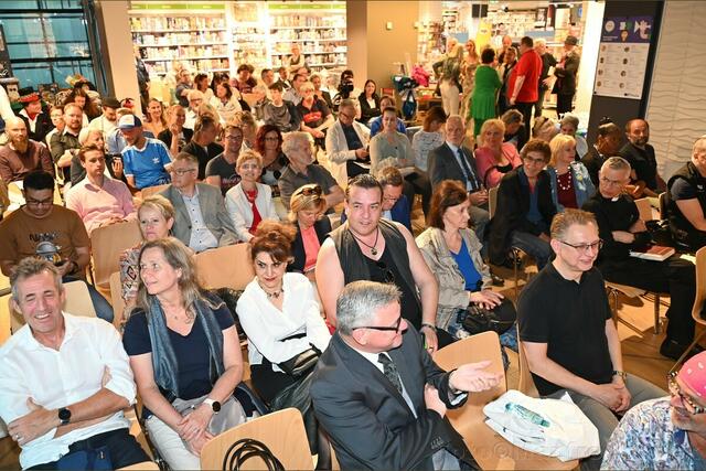Gesteckt voll war die Thalia Buchhandlung bei der Buchpräsentation vom Alexander J. Rüdiger | Foto: Manfred Sebek