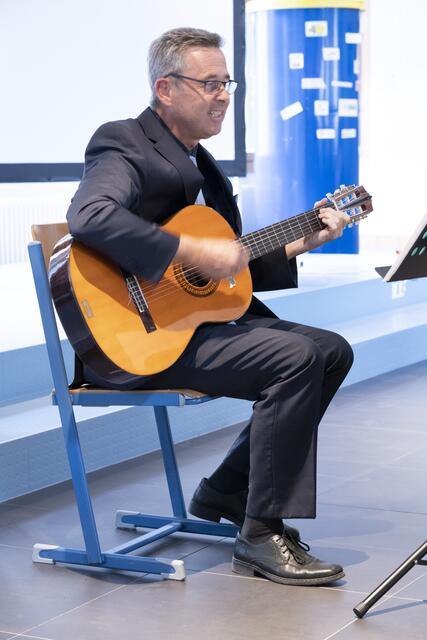 Gesangseinlage von Klassenvorstand Mag. Herbert Lobak als besonderes Geschenk für seine Maturaklasse 5M | Foto: (c) hlwspittal 2023, Richard Krämmer