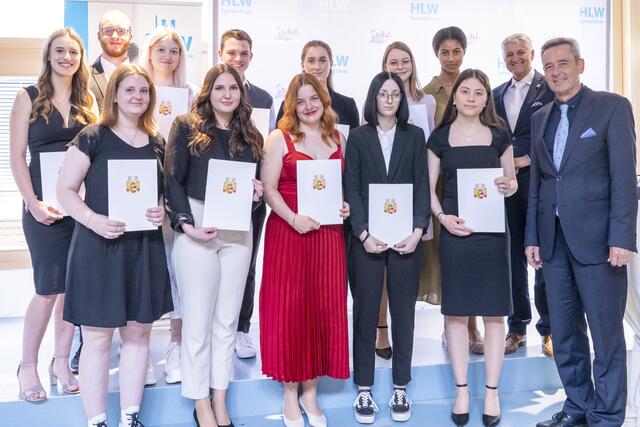Glückliche Gesichter aus 5AHW und 5M der HLW Spittal - gemeinsam haben die 12 Maturant:innen ihr Business English Certificate erlangt - eine Auszeichnung, das universiätres Sprachniveau zertifiziert - WAHRLICH EINZIGARTIG | Foto: (c) hlwspittal 2023, Richard Krämmer