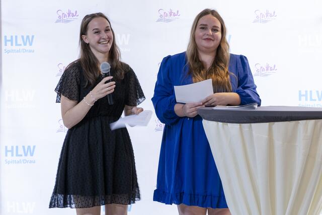 EIn Rückblick auf viele schöne - und manche schwierige Stunden - Klassensprecherin Hanna Kofler und Natalie Morbacher danken ihren Professor:innen und Mitschülern für drei wundervolle Jahre in der HLW Spittal. | Foto: (c) hlwspittal 2023, Richard Krämmer