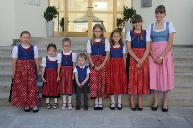 Die jüngsten Mitglieder der Schaunberger Festtrachtengruppe freuen sich über die Tracht, die sie anlässlich des 25-jährigen Bestehens ausführen durften. | Foto: Schaunberger Festtrachtengruppe