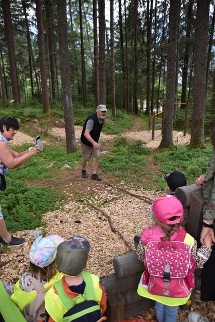 Ossi Thaler brachte den Kindern bei einer "Wald-Kugelbahn" bei, wie Holzbälle im Gelände ihren Weg finden, wie sie am Waldboden umgeleitet werden können, um möglichst weit zu kommen.
