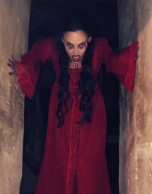 Anja in der Rolle der Lucy Westenra in Bram Stokers Dracula auf Burg Lockenhaus. | Foto: Stanja Ender