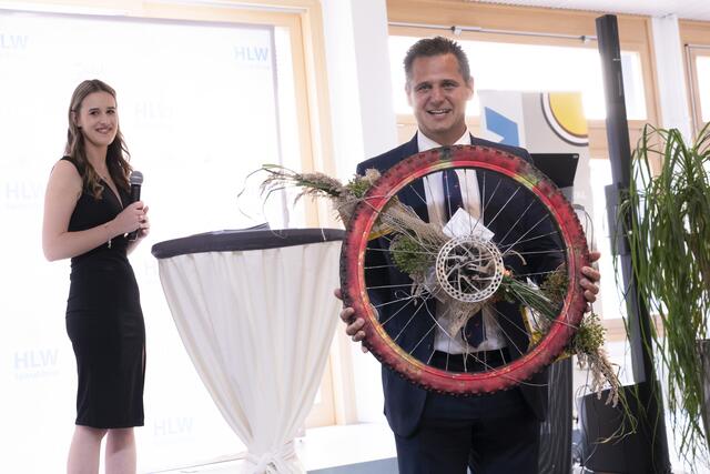 Einer der besonderen "Lieblingsprofessoren" - Mag. Wolfgang Lichtner erhält ein besonderes Abschlussgeschenk - er liebt sportliche Aktivität und Schokobananen.... | Foto: (c) hlwspittal 2023, Richard Krämmer