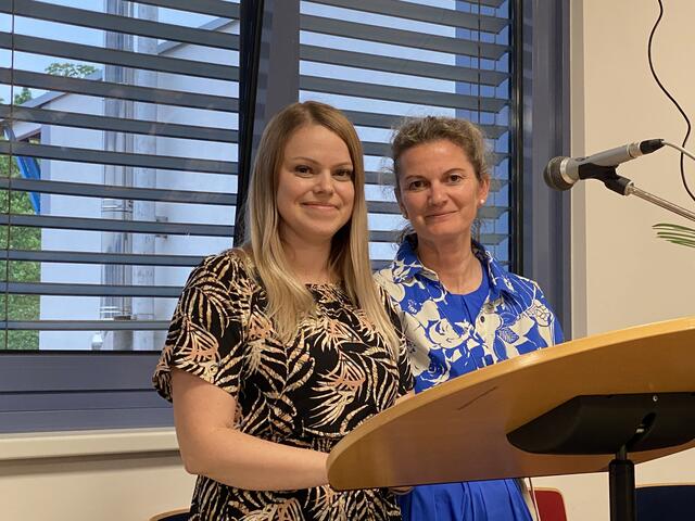 Die Klassenvorständinnen der HAK-Klassen Prof. Prof. Jennifer Radnasich und Prof. Dagmar Kraly-Stinakovits verabschiedeten sich gemeinsam