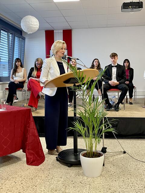 Direktorin Sonja Hasler verabschiedete ihre AbsolventInnen