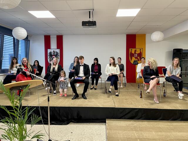 Bei der HAK-B tummelt sich auch schon einmal der Nachwuchs auf der Bühne | Foto: HAK/HAS OP